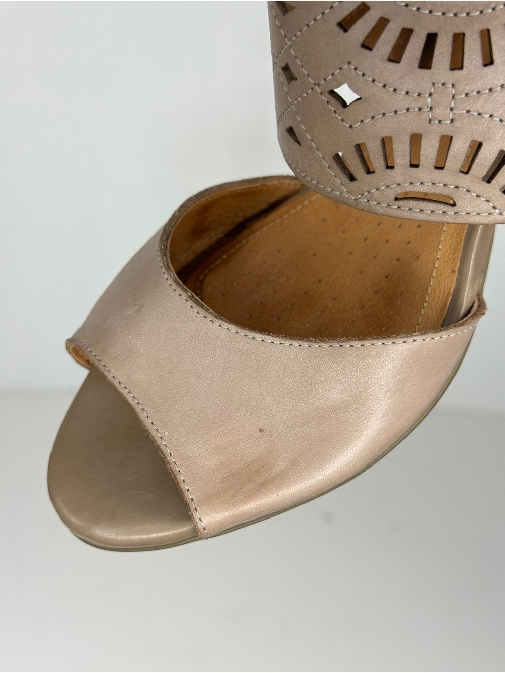 Clarks Artisan Jenness Energy Taupe Cutout Slingback Sandals Peep Toe Boho Sz7.5 - Picture 7 of 10